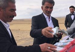 Muhtar, düğün konvoyunun yolunu kesip, cami ve Kur'an kursu için bağış aldı