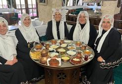 9 kadınla kurduğu Türkiye’nin ilk ‘köy kadın dayanışma derneği’ni 115 üyesiyle dünyaya tanıtıyor