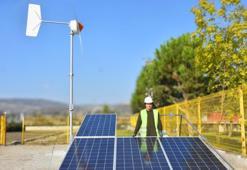 Lise öğrencisi Demir Çolak, Balıkesir’de bir okula rüzgar türbini ve güneş paneli kurdu