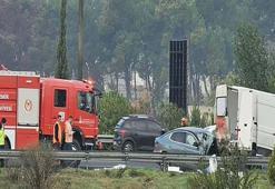 Otomobil, patlayan lastiği değiştirmeye çalışanlara çarptı: 1 ölü, 4 yaralı