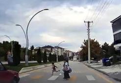 Yaya geçidinde otomobilin çarptığı çocuk yaralandı; kaza kamerada