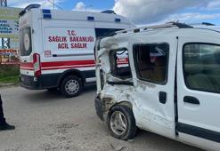 Sinop’ta hafif ticari araca çarpan 2 motosikletin sürücüleri yaralandı