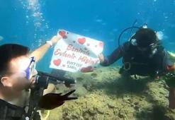 Su altında evlilik teklifi yapıp, yüzük taktı