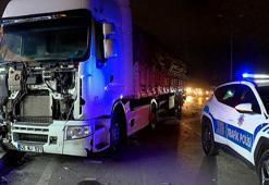 Sultangazi’de kontrolden çıkan TIR park halindeki 5 araca çarptı