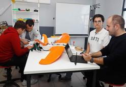 Otonom model uçak yapımını öğrencilerine aktarıyorlar
