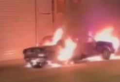 Sanayi sitesinde 5 araç kundaklandı