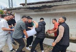 Manisa'da düğüne geç kalan, oynamayan akrabalar su dolu yalağa atılıyor