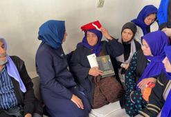 Türk bayrağını öpüp başının üstüne koyan şehit annesi: Gurur duyuyorum