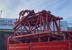 Bakırköy'de vinç parçası yüklü TIR köprüye sıkıştı