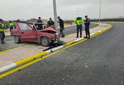 Aydınlatma direğine çarpan otomobilin sürücüsü öldü, eşi yaralandı