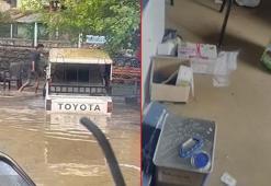 Adana'da sağanak; iş yerlerini su bastı, araçlar mahsur kaldı