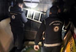 Bitlis'te kamyonet kasasındaki gizli bölmede 12 kaçak göçmen yakalandı: 2 tutuklama