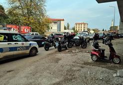 Üç tekerlekli elektrikli bisiklet, otomobilin altında kaldı; sürücü öldü