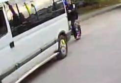 Bisikletli çocuk, minibüsün altından kalmaktan son anda kurtuldu