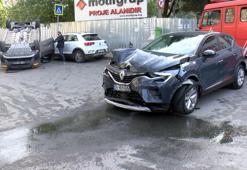 Bakırköy'de seyir halindeki 2 araç çarpıştı