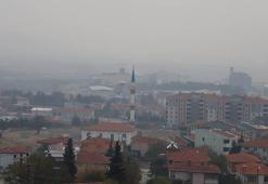 Çeltik hasadı sonrası yasak olmasına rağmen anız yakımı, ilçeyi duman altında bıraktı