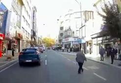 Otomobilin altında kalmaktan son anda kurtuldu; o anlar kamerada