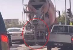 Kırmızı ışıkta bekleyen beton mikserinden yola harç döküldü