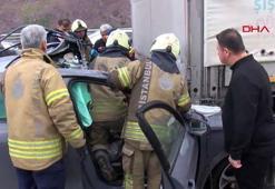 Sancaktepe'de otoyolda otomobil TIR'ın altında kaldı