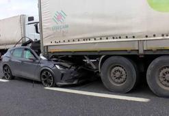 Sancaktepe'de otoyolda otomobil TIR'ın altında kaldı