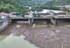 Baraj gölünde sel sularının sürüklediği odunlar temizleniyor