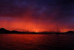 Bodrum’da gökyüzü kızıl tonlara büründü