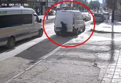Sürücüsünün geri manevra yaptığı minibüs, yayaya çarptı; kaza kamerada