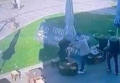 Lodos nedeniyle düşen tabelanın altında kalmaktan son anda kurtuldular