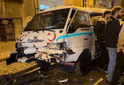 Küçükçekmece'de otomobil park halindeki araçlara çarptı: 2 yaralı