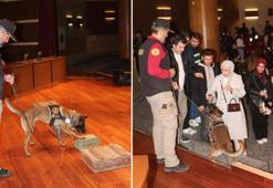 Gösteri yapan narkotik köpek 'Hera' ile fotoğraf için sıraya girdiler