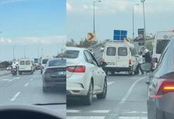 Esenyurt’ta trafikte şoförüyle tartıştıkları minibüse sopa ve kaskla saldırdılar