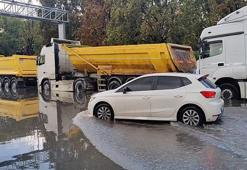 Bayrampaşa'da araçlar su içinde kaldı