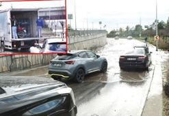 Başakşehir'de su biriken yolda kalan motosikletliye kamyonet şoförü yardım etti