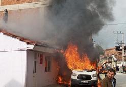 Minibüste çıkan yangında 2 bina zarar gördü