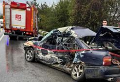 Yolcu otobüsünün çarptığı otomobil bariyere vurdu: 1 ölü, 2 yaralı