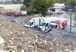 Küçükçekmece'de fabrikanın istinat duvarı 3 aracın üzerine çöktü