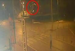 Tank anıtına çarpan otomobilden alev çıktı, o anlar kamerada