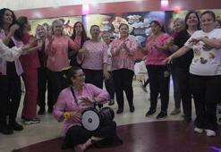 Kurduğu ritim grubuyla, kendisi gibi hasta kadınlara destek oluyor
