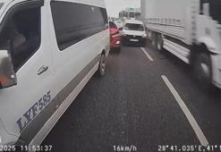 Esenyurt'ta 4 aracın karıştığı zincirleme kaza kamerada