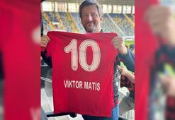 Macaristan Büyükelçisi Matis, ailesiyle Gençlerbirliği tribününde