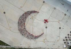 Eskişehir’de Cumhuriyet Bayramı’na özel koreografi; insanlar hilal, akrobasi uçağı yıldız oldu