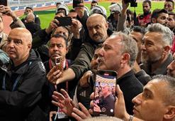 Sergen Yalçın, Kasımpaşa maçının ardından deplasman tribününe gitti