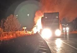 TIR'ın saman balyası yüklü dorsesi yandı