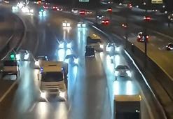 TEM Otoyolu'nda kaza sonrası araçlar yol ortasında kaldı; tehlikeli anlar kamerada