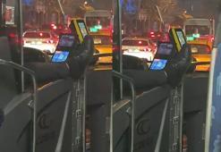 İETT şoförünün ayağını akbil basma alanına uzatarak araç kullandığı anlar kamerada