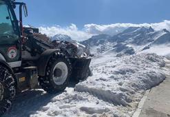 Hakkari’de kardan kapanan üs bölgesinin yolu açıldı