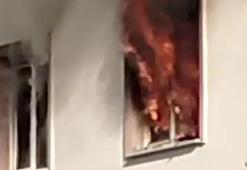 Apartman dairesinde çıkan yangında 2 kişi dumandan etkilendi