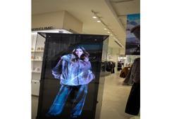 DeFacto, Afra Saraçoğlu’nun yapay zeka destekli hologramıyla müşterileriyle buluştu