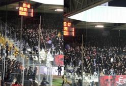 Tribündeki koltukları kırıp sahaya ve rakip taraftara attılar