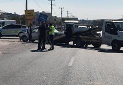 Mardin’de çarpışan otomobillerden biri durağa daldı: 4 yaralı